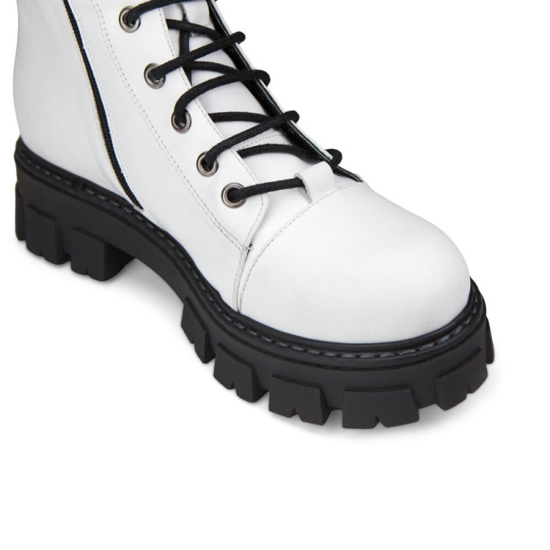 Naiste saapad Ferretti stiilis 0841217504, valged